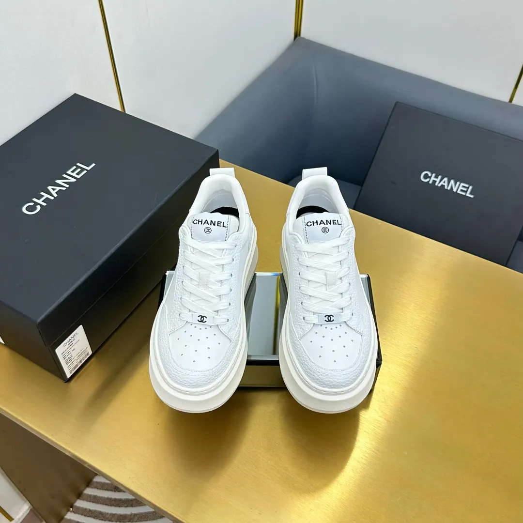 👟👟Ex-factory price 600👟👟 Upgraded version, upgraded version, upgraded version! No rebuttal accepted! ! ! ! Chanel Chanel panda shoes! 2025 counter's top casual sports shoes. This classic design; the upper is electro-embroidered with a variety of techniques; the outsole is fashionable and sporty; the unusual inclusion of a variety of color matching elements... The diversified mix and match is very good-looking and versatile, and can be used for leisure, fashion, sports, and outdoor... ꫛꫀꪝ Go➫ Materials: ❶Upper made of: original imported first-layer silk cowhide + original waterproof cloth + original first-layer cowhide ❷Inner lining: Original Yangli+Net ❸Outsole based on: Original TPU combination outsole Counter boutique packaging complete set for women 35–41 👉 👉